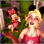Best life games Disney Dreamlight Valley: Player character and Minnie Mouse take a selfie together in the valley